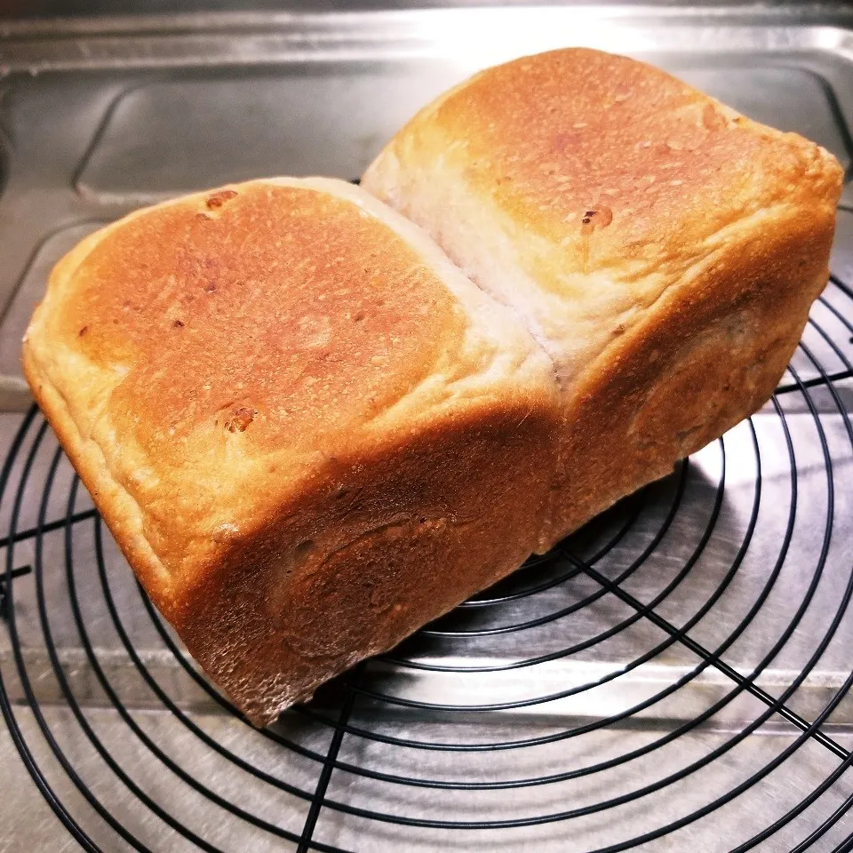 全粒粉と胡桃の食パン🍞|まんまるこさん