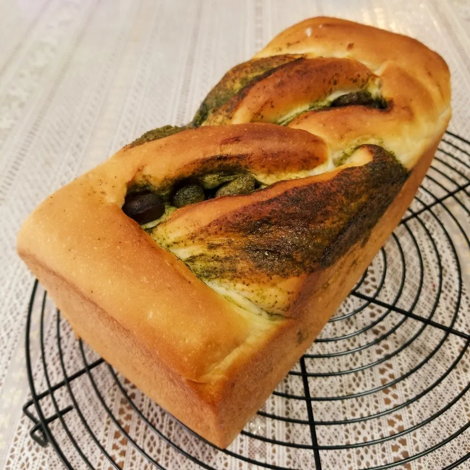 抹茶と甘納豆の食パン🍞|まんまるこさん