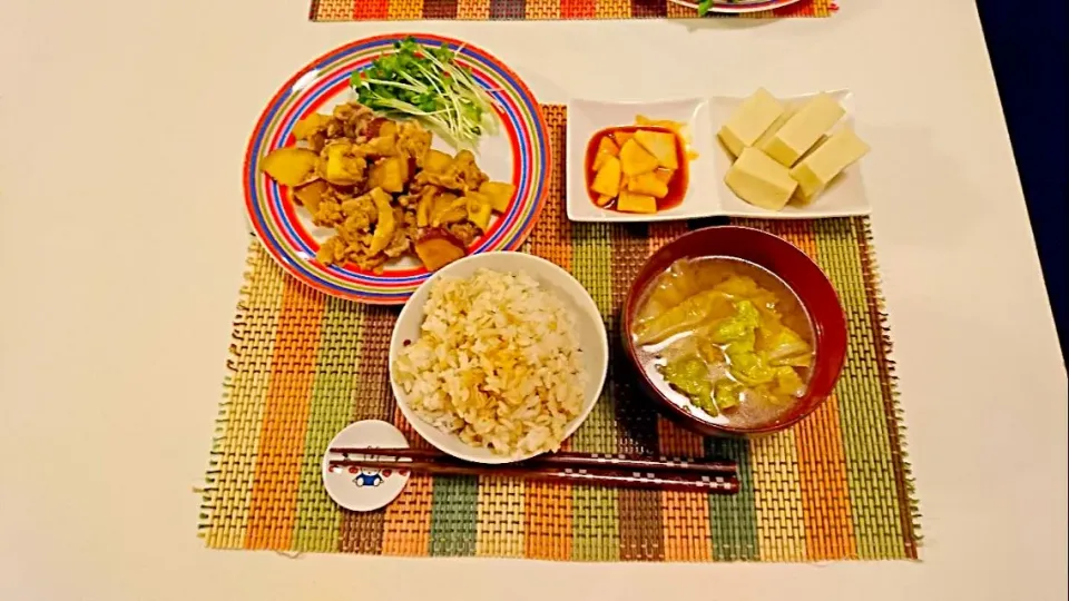 Snapdishの料理写真:今日の夕食 さつまいもと豚肉の味噌炒め、大根のコチュジャン和え、高野豆腐の煮物、白菜の味噌汁|pinknari🐰🌈さん