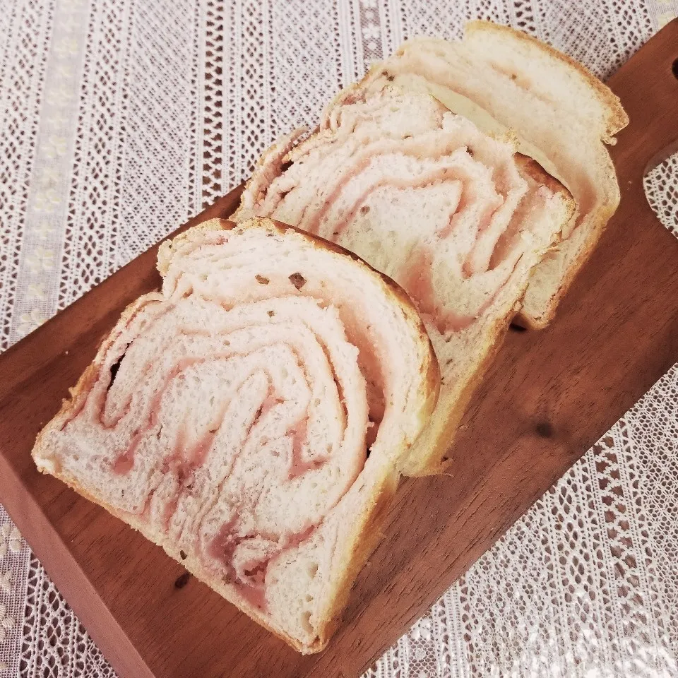 💕桜あん食パン断面💕|まんまるこさん