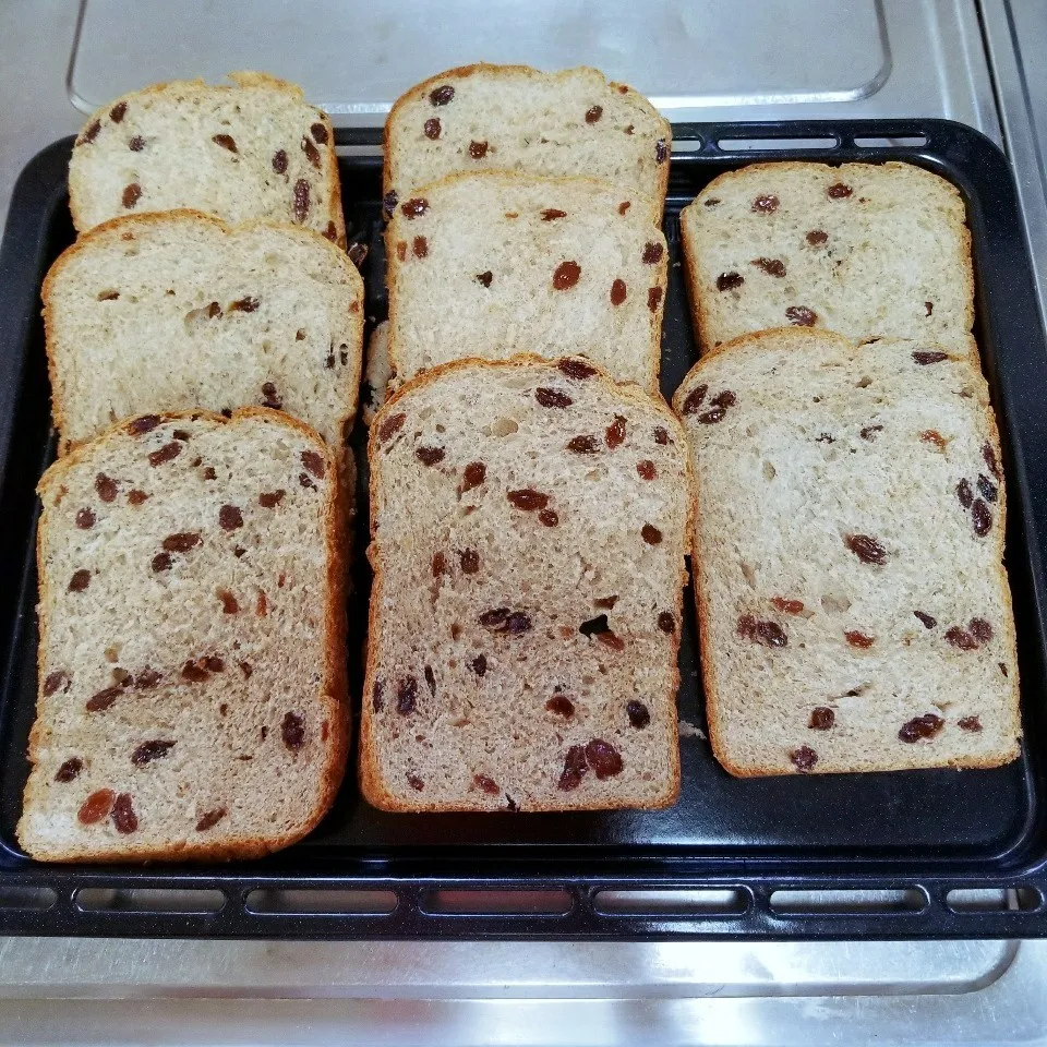 Snapdishの料理写真:全粒粉レーズン食パン🍞|まんまるこさん