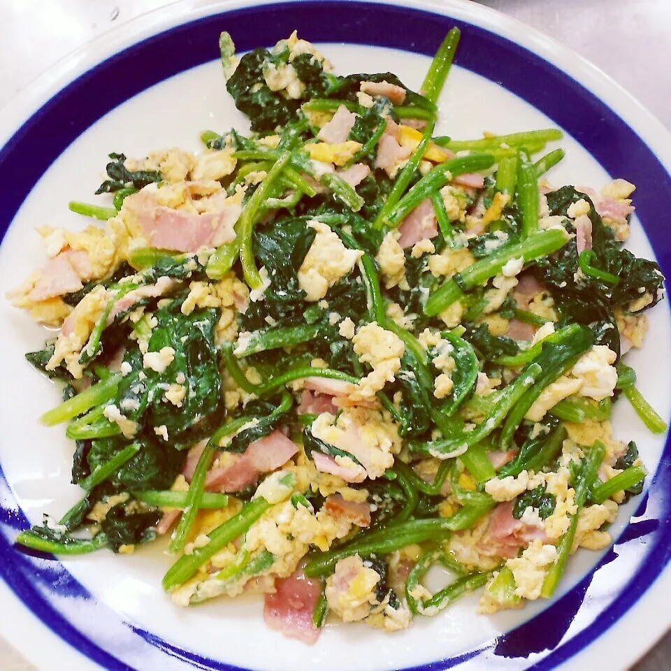 ベーコンとほうれん草の卵炒め|まんまるこさん
