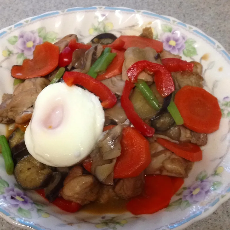 Snapdishの料理写真:♪鶏肉と野菜炒めポーチドエッグ乗せ♪|henryさん