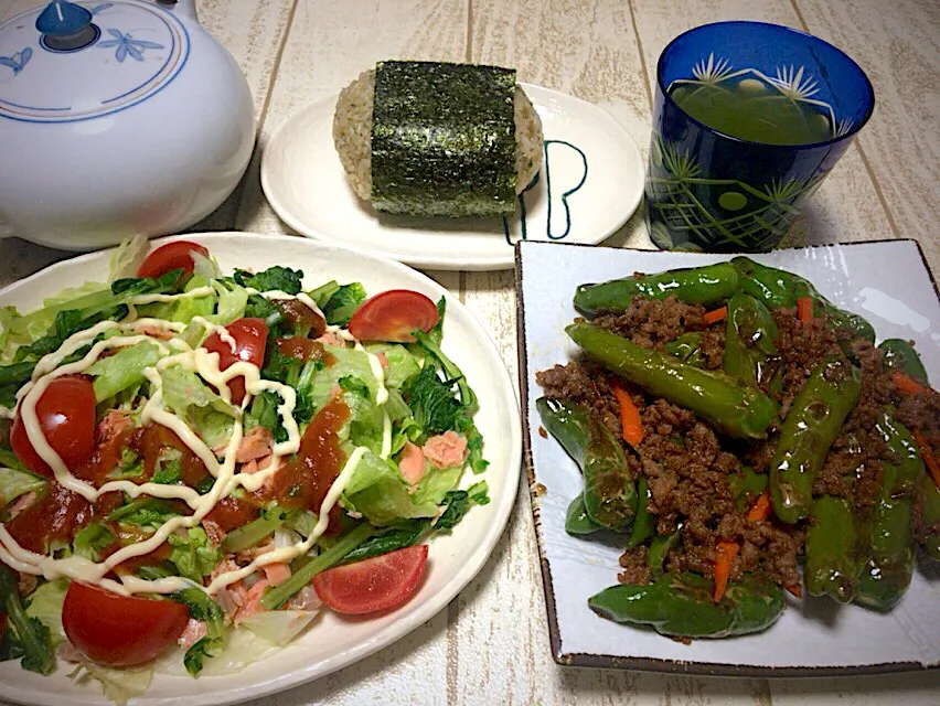 今日の男飯(๑˃̵ᴗ˂̵)ししとう大量消費甘辛炒め&頂きもの野菜サラダ🥗&悪魔のおにぎりにノリ巻いたから天使のおにぎり🎶|ひーちゃんさん