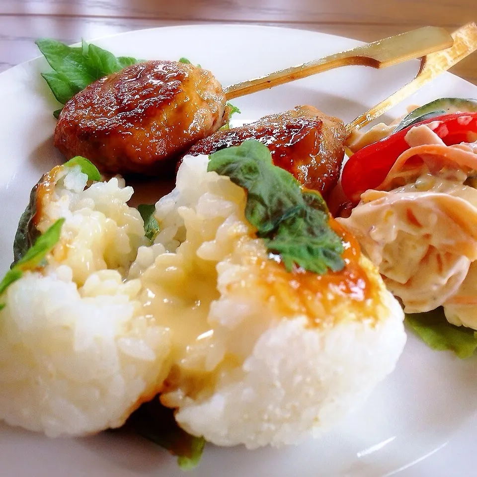 チーズがとろ〜り味噌焼きおにぎりと残り物でおひとりさまランチ|はーちゃんさん