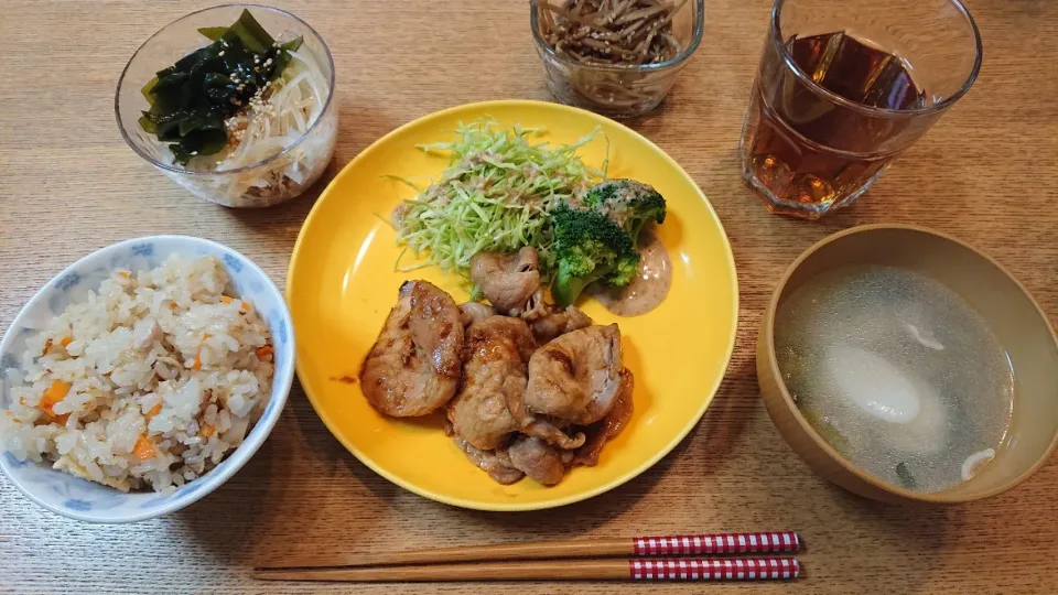 しょうが焼き&舞茸の炊き込みご飯&トックスープ&玉ねぎわかめポン酢&昨日のきんぴら|しほさん