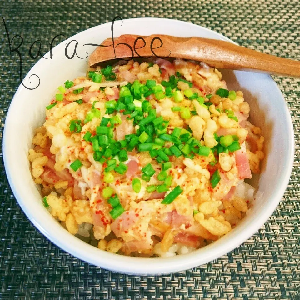 我が家定番ズボラめし！ベーコン卵たぬき丼♡ムスコ画伯|からあげビールさん