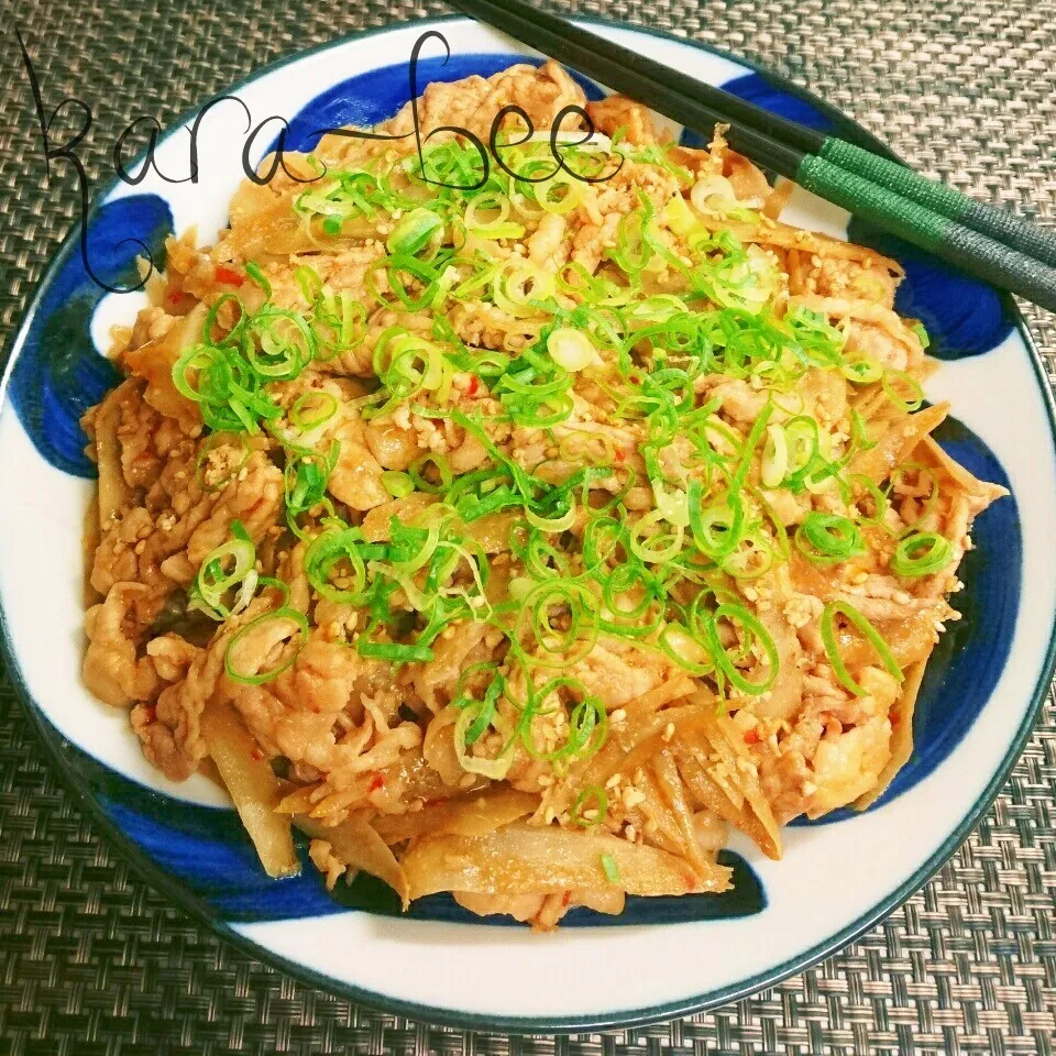 豚こまで節約!ご飯にかけたい♡豚ごぼうのピリ辛ごま味噌炒め|からあげビールさん