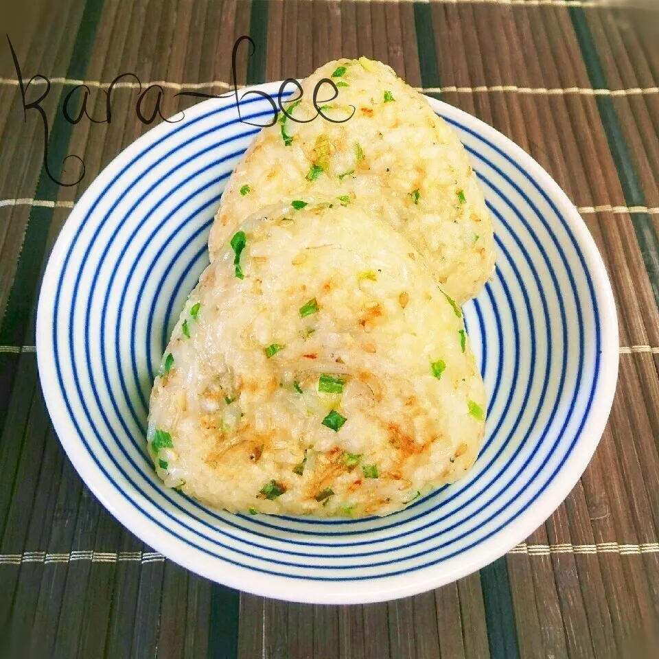 簡単激ウマ♡ネギしらすニンニクチーズ焼きおにぎり|からあげビールさん