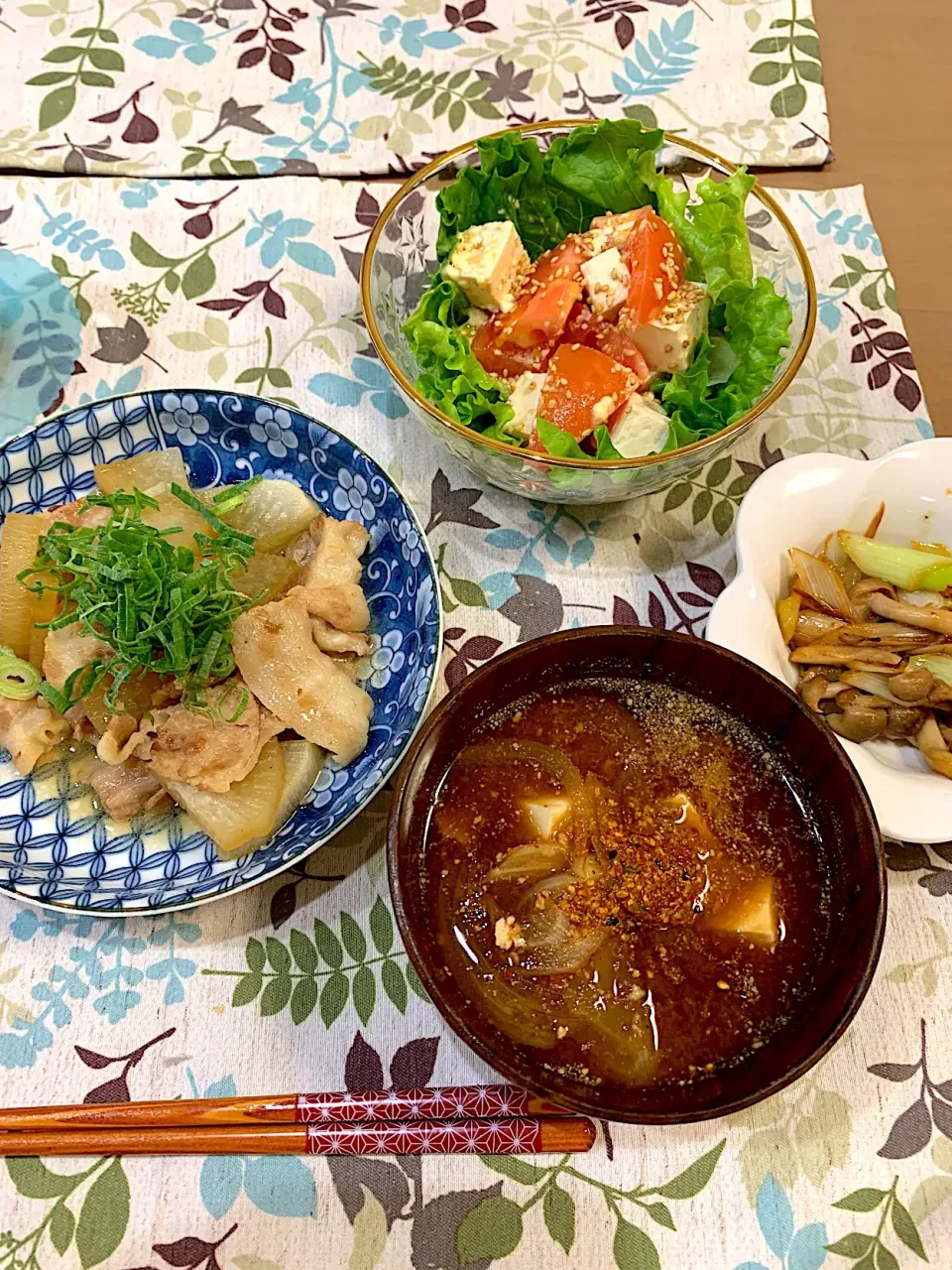 Snapdishの料理写真:豚バラ肉と大根の照り煮
豆腐とトマトのサラダ
長ネギとキノコのバター醤油炒め|mayuさん