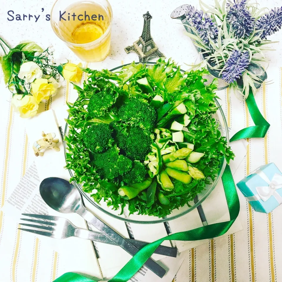 グリーンの野菜だけで♡One tone salad。|Sarryさん