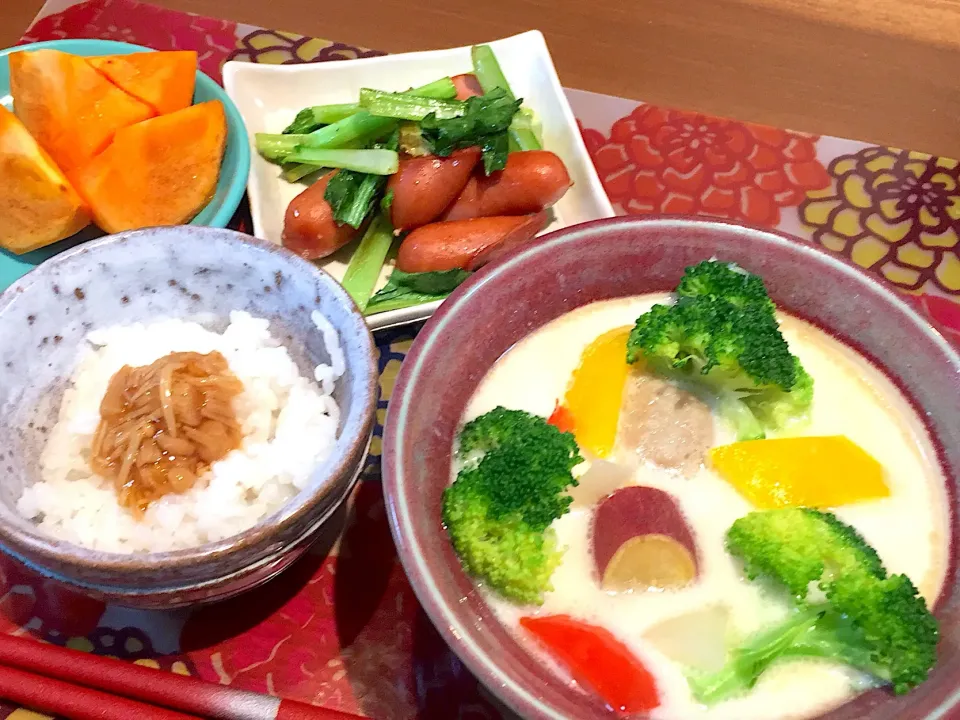 晩御飯
さつまいもと肉団子のミルク煮、ウインナーと小松菜の炒め物、白米、ナメタケ、柿|かよちゃんさん