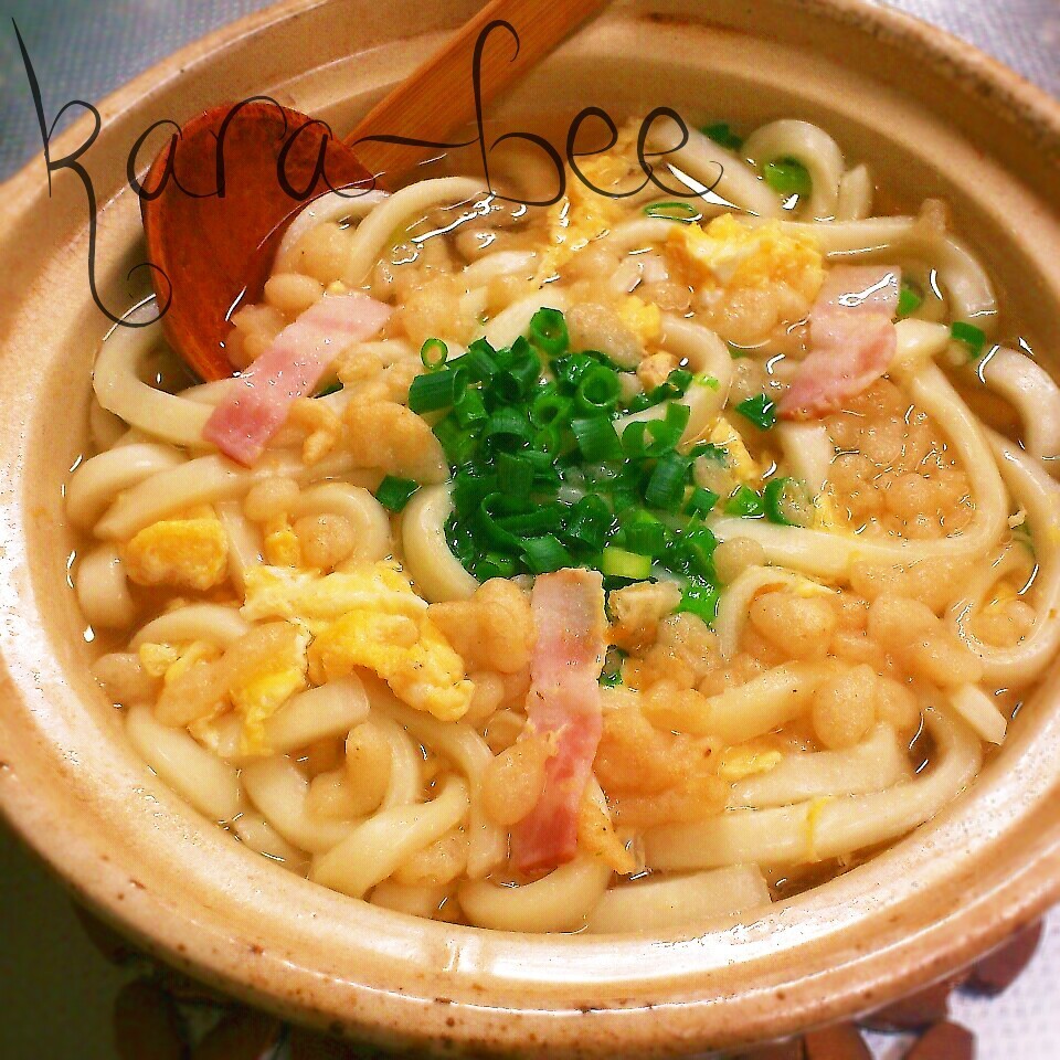５分で簡単♪天かすたっぷり!ベーコン卵の鍋焼きうどん