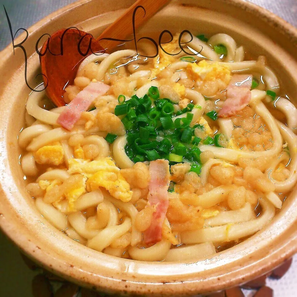 ５分で簡単♪天かすたっぷり!ベーコン卵の鍋焼きうどん|からあげビールさん