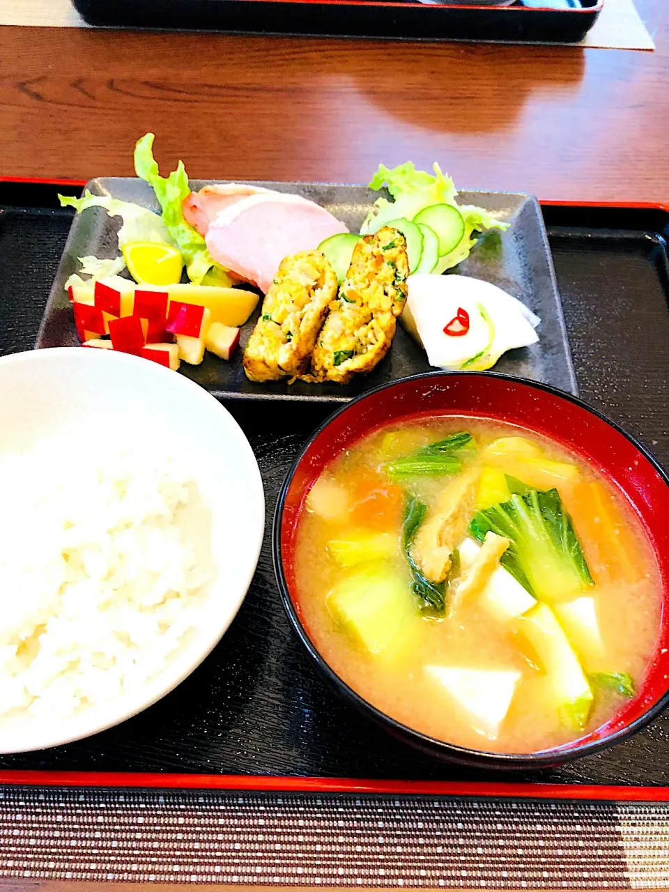 Snapdishの料理写真:#今日の朝ごはん#ご飯#チンゲンサイ、油揚げ人参、豆腐のお味噌汁#しらすとネギの卵焼き#リンゴ#カブの浅漬け#ハム#レタス、キュウリ|笙　みかんさん