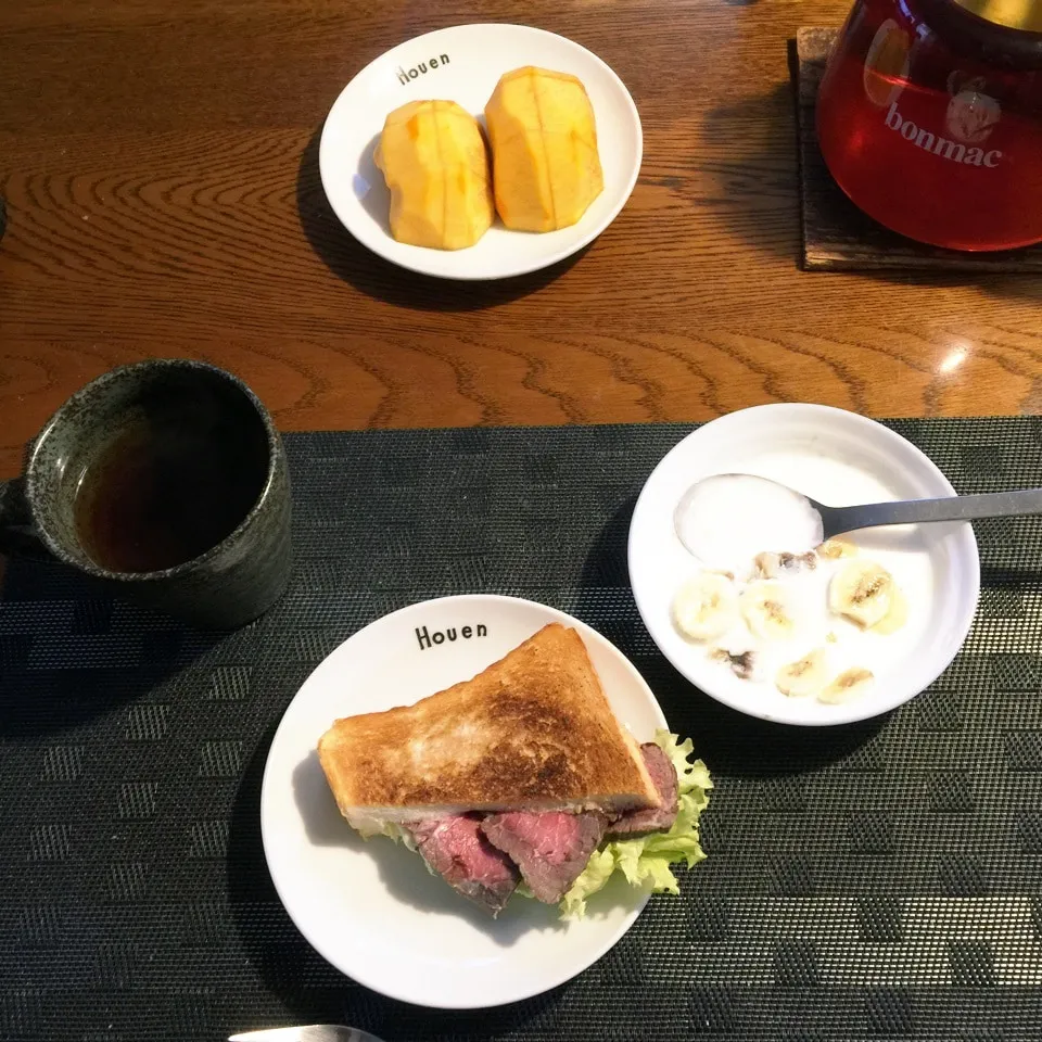 Snapdishの料理写真:ローストビーフサンド、ヨーグルトバナナ、柿、紅茶|yakinasuさん