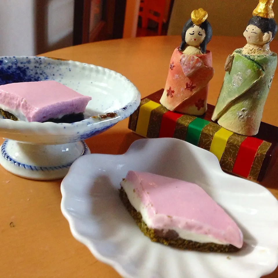 Snapdishの料理写真:今日は楽しい雛祭り  菱餅風イチゴとヨーグルトのムースケーキ|takarinさん