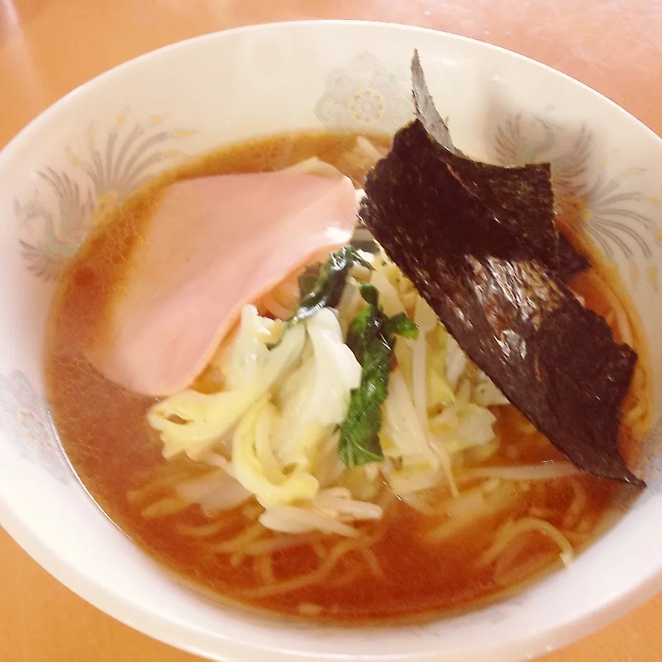 Snapdishの料理写真:今日のお昼は豚骨味噌の野菜たっぷりラーメン|takarinさん