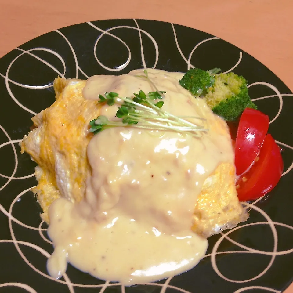 Snapdishの料理写真:豆乳で作ったホワイトソースでオムライス|takarinさん