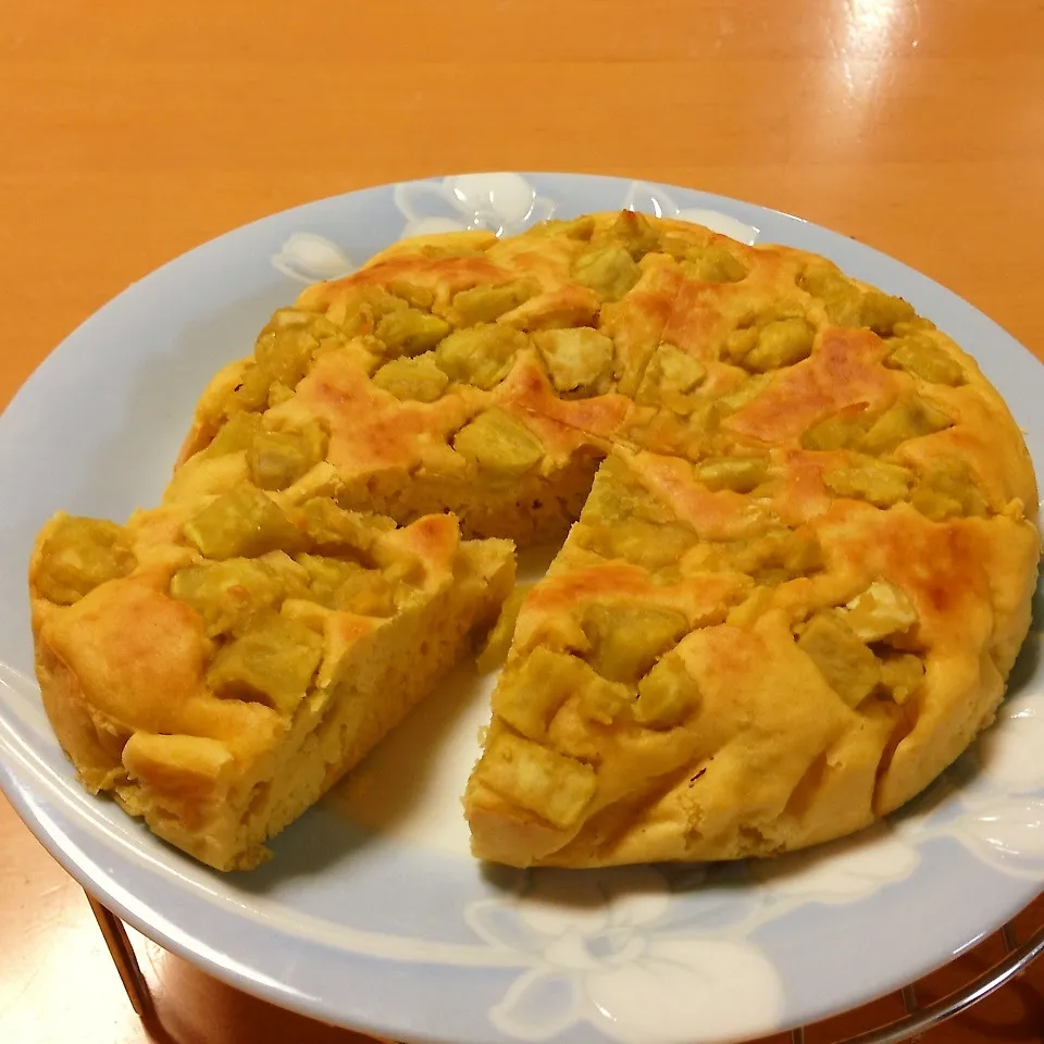 Snapdishの料理写真:サツマイモたっぷりケーキ  蜂蜜を掛けておいしさUP|takarinさん