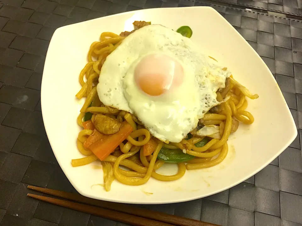 焼うどんの目玉焼き乗せ🍳|ミイさん