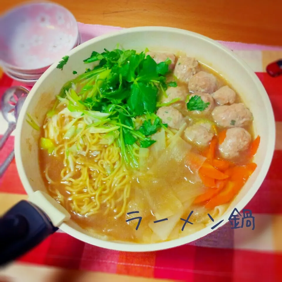 Snapdishの料理写真:三つ葉たっぷりラーメン鍋|Halcoさん