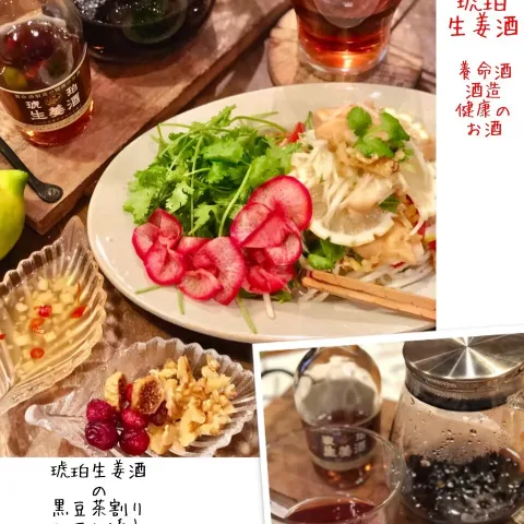 「琥珀生姜酒」を使ってみたSnapdishの料理・レシピ写真:手作りスイチリソースの丁子麩入りソムタムと 健康のお酒でおひとりさまの晩御飯🌗 🥃琥珀生姜酒の黒豆茶割レモン添え🍋 #琥珀生姜酒#養命酒 #ホットドリンク