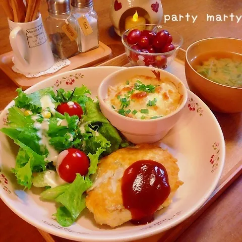 Snapdishの料理写真:ヘルシー鶏ごぼうハンバーグ♪|party martyさん