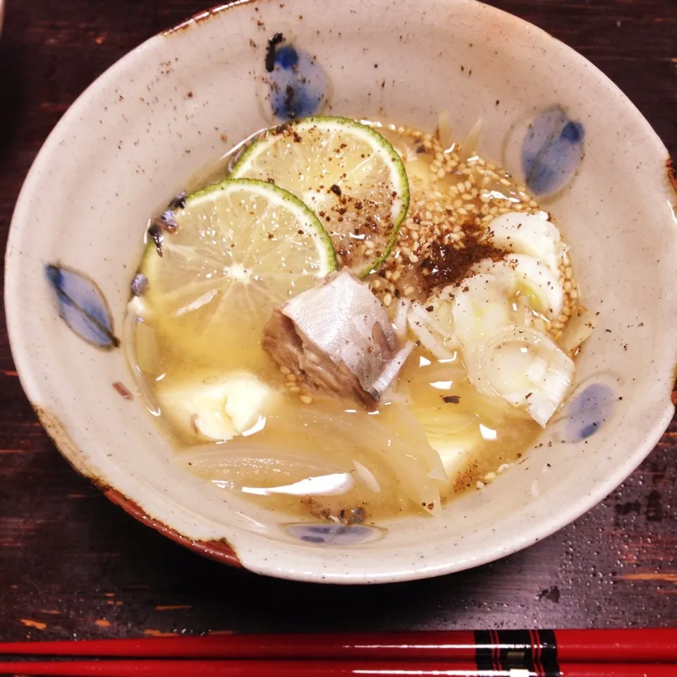 Snapdishの料理写真:鯖の水煮缶とお豆腐と玉ねぎのおつゆ|ネネのおやつ☆さん