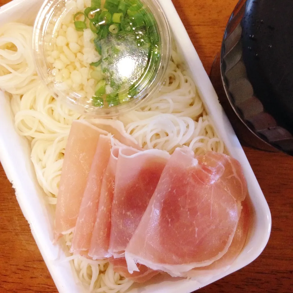 Snapdishの料理写真:生ハムそうめん弁当|なつこいっきママさん