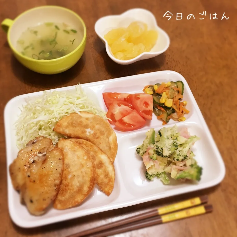 Snapdishの料理写真:手羽唐揚げと春巻風揚げ餃子|teritamagoさん