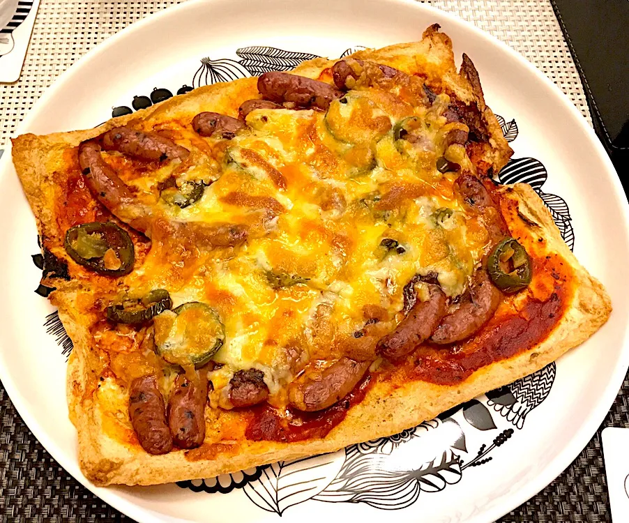 糖質制限のためのソーセージ🌭アンチョビ🐟ハラペーニョ🌶などが乗った油揚げピザ🍕もどきどす🍀|にゃあ（芸名）さん