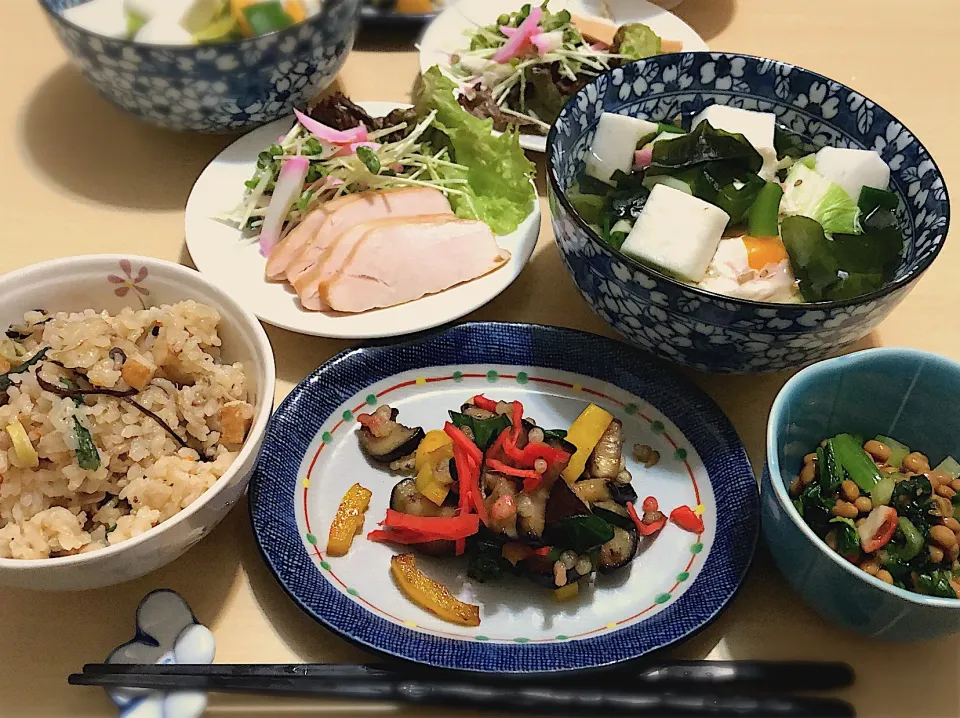 Snapdishの料理写真:11／21夕食  #晩ごはん 
 #献立  山菜と揚げはんぺん入りおこわ 茄子炒め 納豆と小松菜の和え物  サラダチキンスモーク 貝割れ菜とカマボコのわさびマヨ和え  たっぷり野菜と玉子、はんぺん入り汁物  
‥ おこわは、お料理上手の友達が差し入れてくれました^ ^  凄く味付け上手なの！美味しい(^-^)‥|おさんどんさん