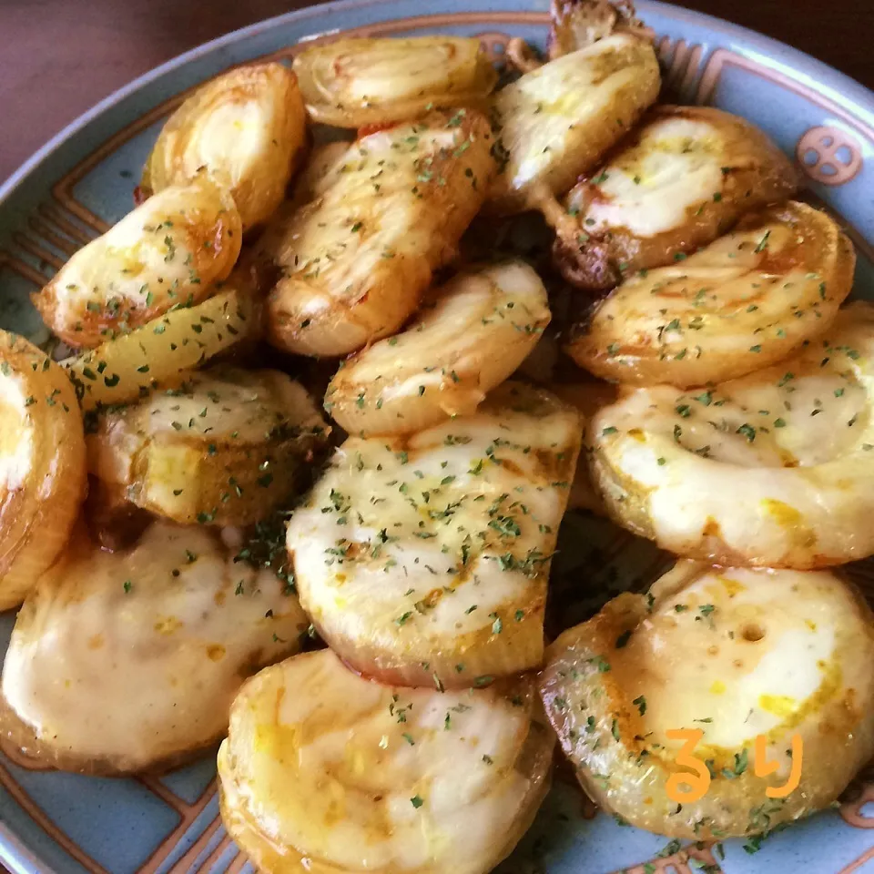 まねっこ  かおりんさんの新玉ねぎのカレーチーズ焼き♡|るりさん