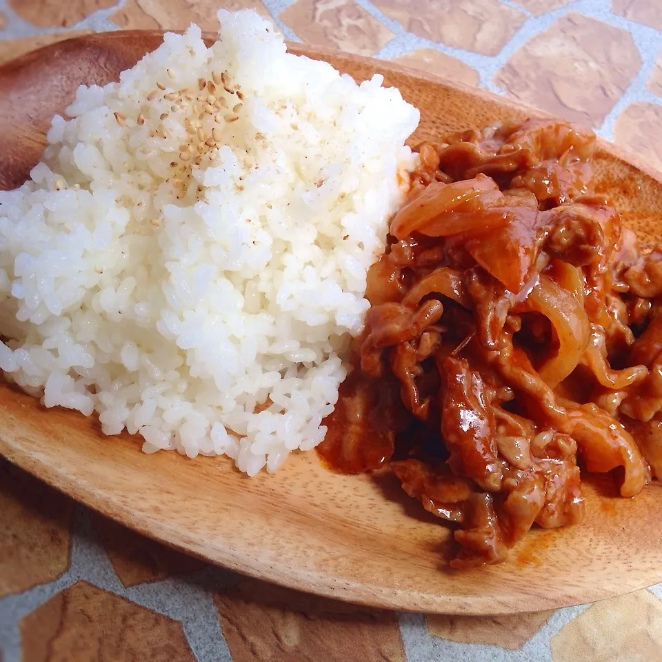 Snapdishの料理写真:豚肉と玉ねぎのケッチャップ炒めカフェ風|mikoさん