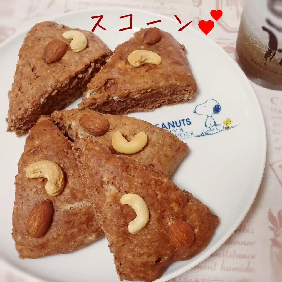 Snapdishの料理写真:ココアとバナナを使ってスコーン❤|aiさん