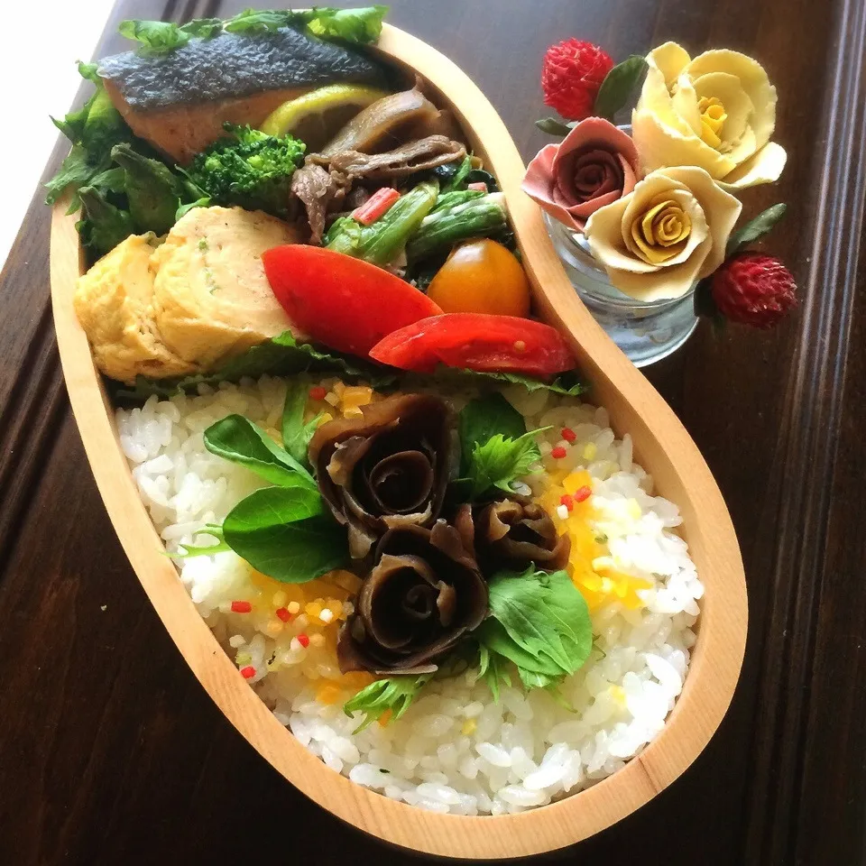 Snapdishの料理写真:鮭と黒い薔薇…のお弁当☆|さくらさん