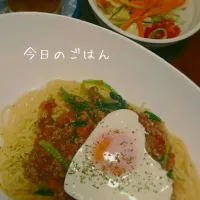 Snapdishの料理写真:ほうれん草のミートソースとラペ風サラダ☆|レイさん