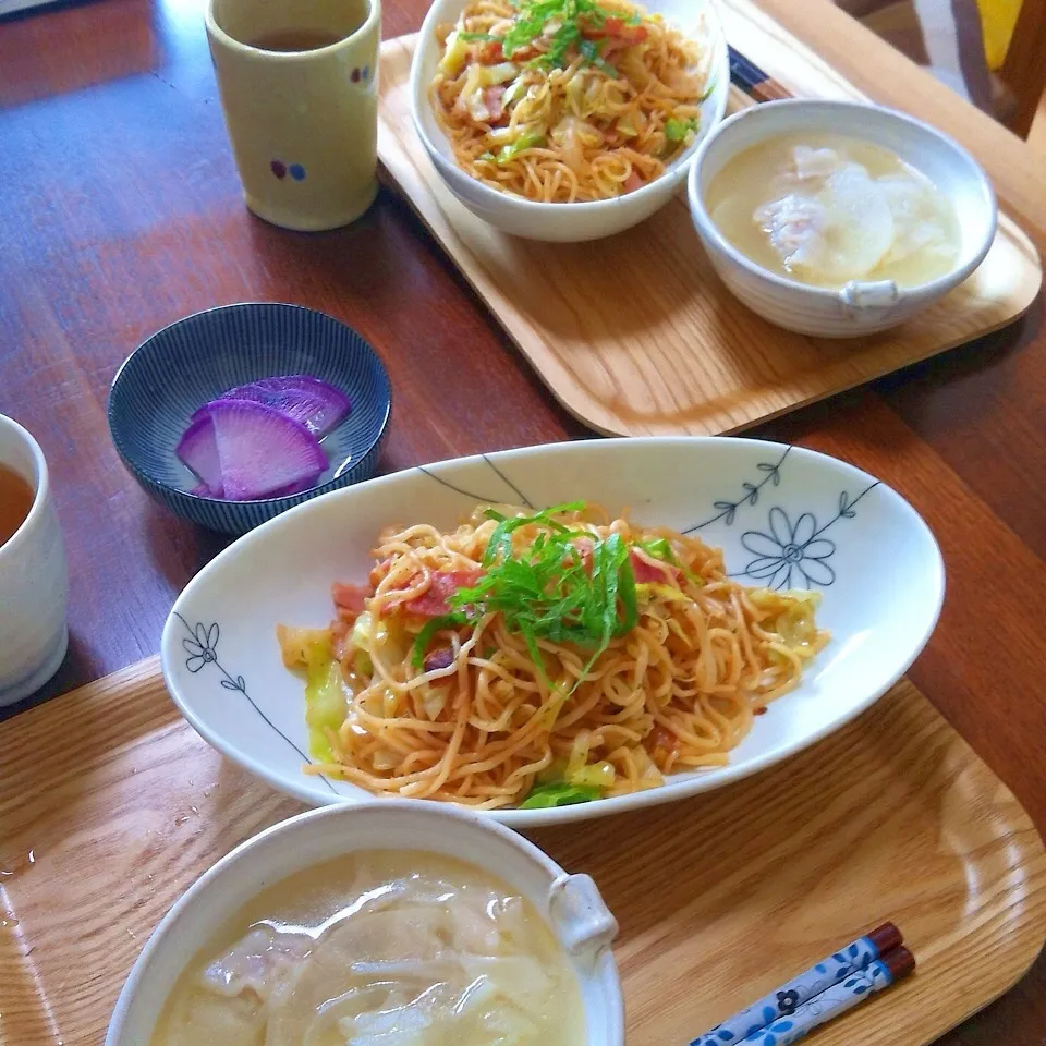 ランチに簡単焼きそば☆ワンタンスープ|トトさん