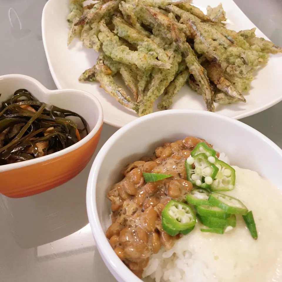 ネバネバ丼・キビナゴの天ぷら・切り昆布の油炒め|まぁ〜さん