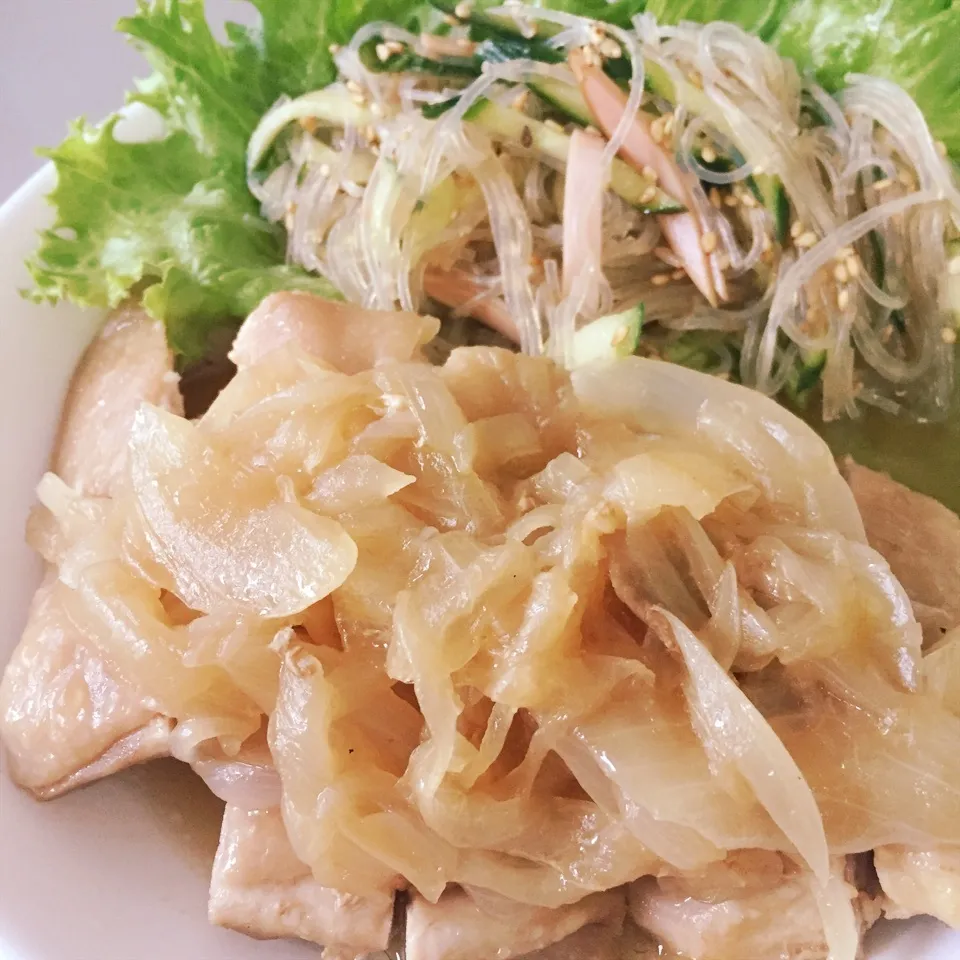 鶏もも肉のとろとろ玉ねぎ煮・中華春雨サラダ|まぁ〜さん