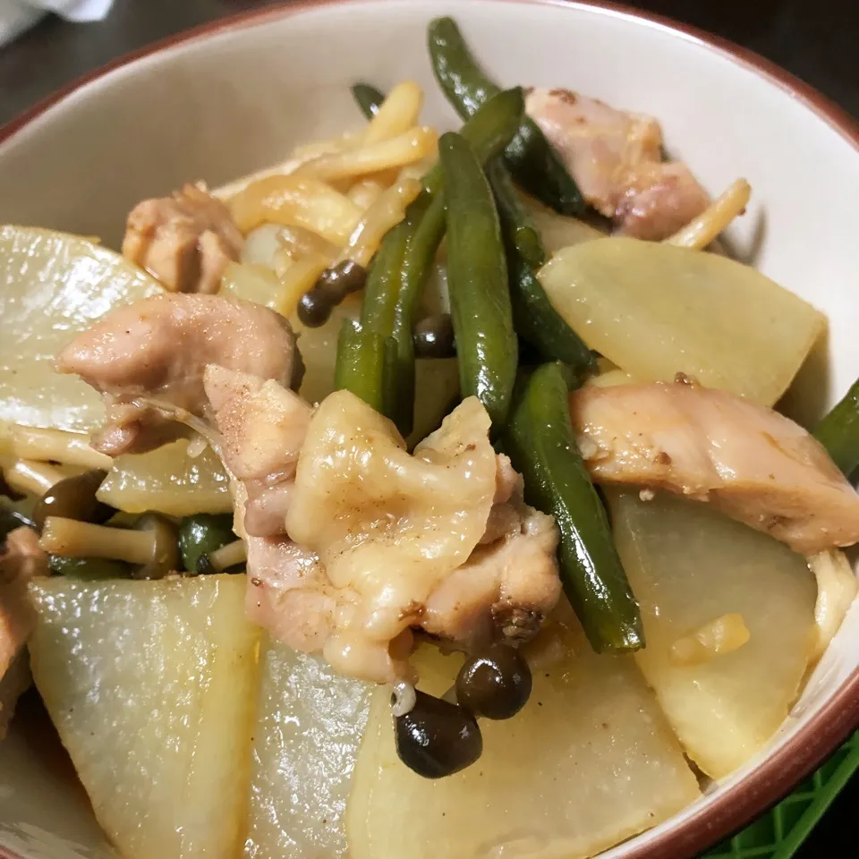 大根としめじといんけんと鶏肉の煮物|めぐやんさん