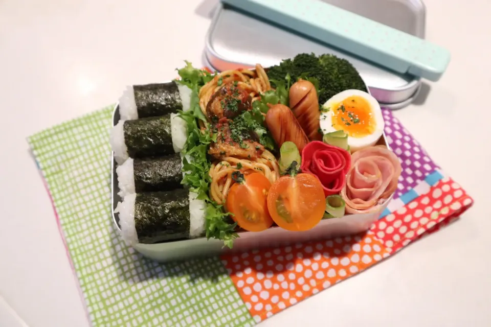 中学生男子弁当🍱 茄子とツナのトマトソースパスタ🍝&俵むすび🍙&紅大根ピクルス薔薇🌹|なかじー。さん