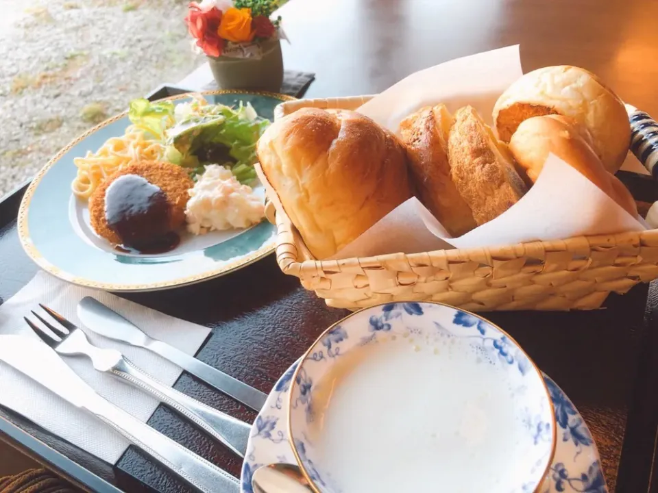 Snapdishの料理写真:クリームコロッケランチとパンたち🥐|きゃずさん