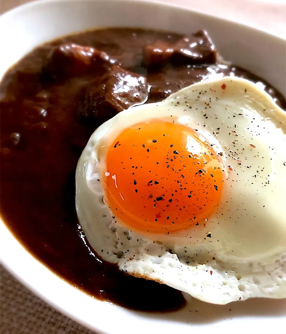 朝ごはんを食べよう😚目玉焼き乗せ朝カレー😋🍛|あしゃぱんさん