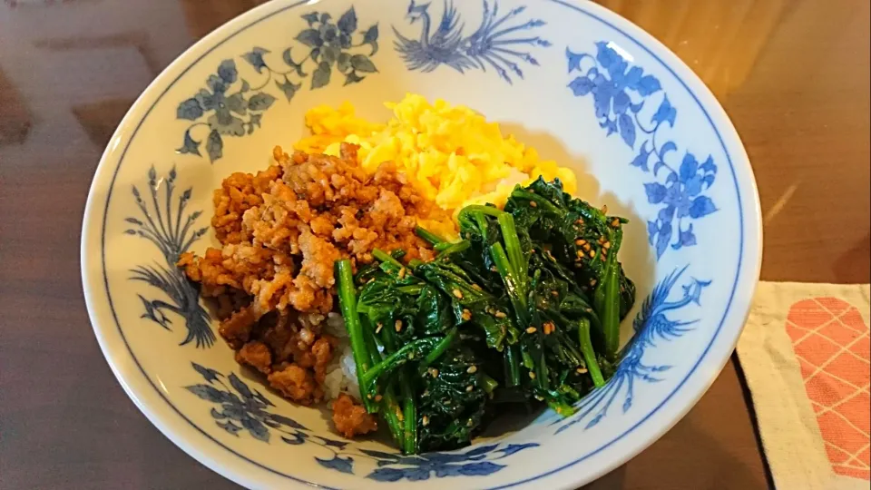 #豚そぼろ #たまご #ほうれん草 の
#三色丼🍚
めずらしく色鮮やか～🎵|りりこさん