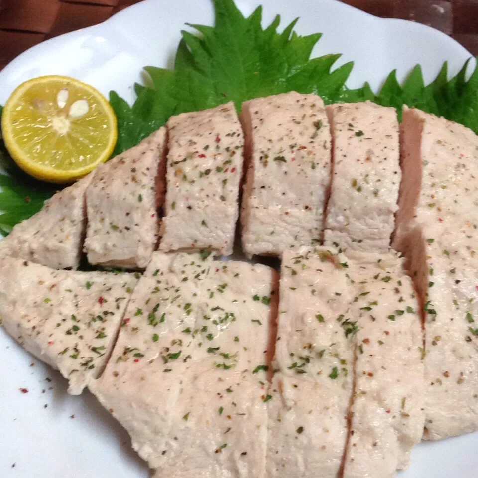 Snapdishの料理写真:♪鶏むね 塩レモン 酒蒸し♪|henryさん