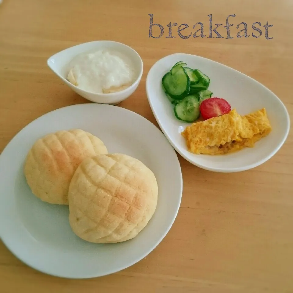 メロンパンで朝食|こむぎさん