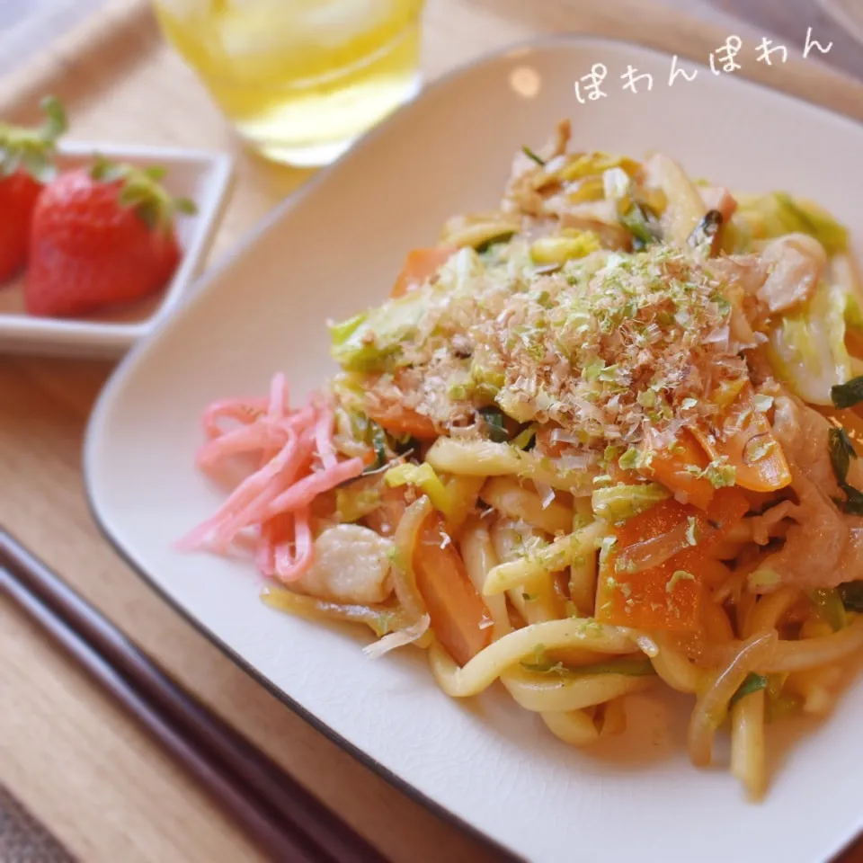 たっぷり野菜とお肉が少なかったのでかまぼこいれたよ焼うどん♡|ぽわんぽわんさん