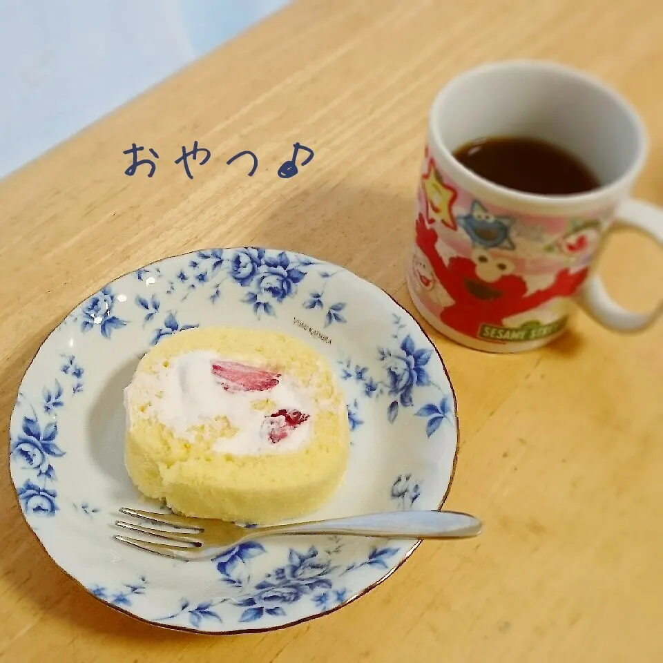 Snapdishの料理写真:イチゴロールケーキ(米粉)|こむぎさん